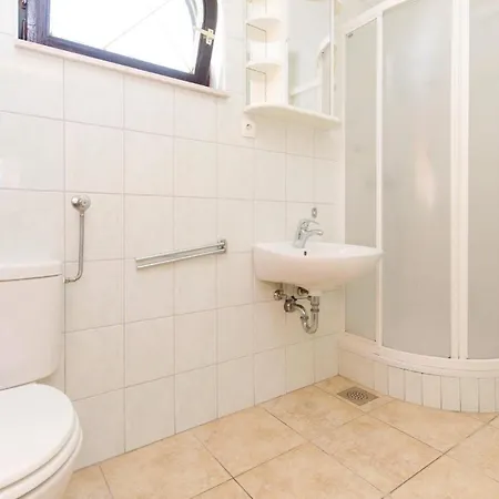 1 Bedroom Beach Front Apartment In Okrug Gornji Appartamento *
